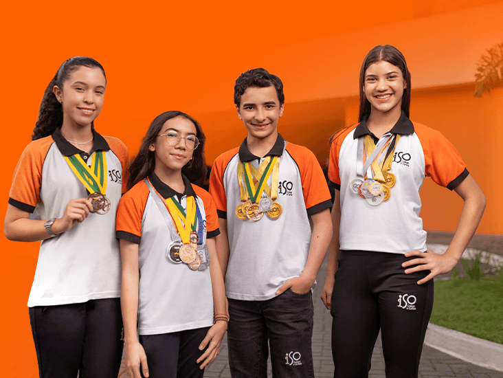 Alunos do ISO exibindo medalhas conquistadas em Olimpíadas do Conhecimento